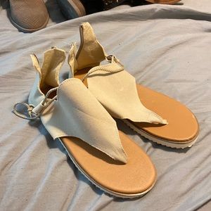 Lightweight beige sandals size 10